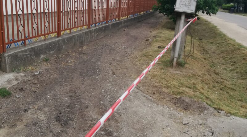 ÍGY FEJLŐDIK VÁROSUNK – az önkéntes járdaépítési program keretében a Pusztaszabolcsi József Attila Általános Iskolánál megvalósult járdafelújítás