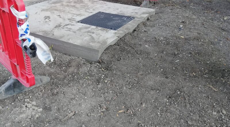 ÍGY FEJLŐDIK VÁROSUNK – Pusztaszabolcs, Honvéd utca Bajcsy Zsilinszky utca kereszteződésben tolózár akna építése a DRV Zrt. kivitelezésében