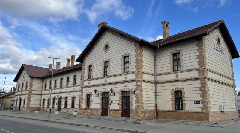 ÍGY FEJLŐDIK VÁROSUNK – Virágos Vasútállomásokért